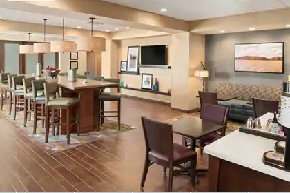 Hampton Airport, Ne Hotel